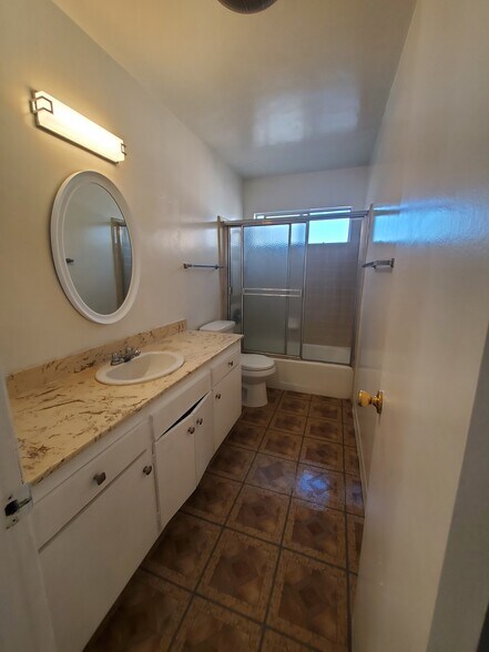 Full Bathroom - 6199 Canterbury Dr