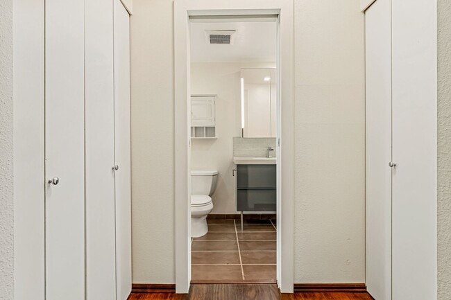 Building Photo - Spacious 1 Bed 1 Bathroom Capitol Hill Unit!