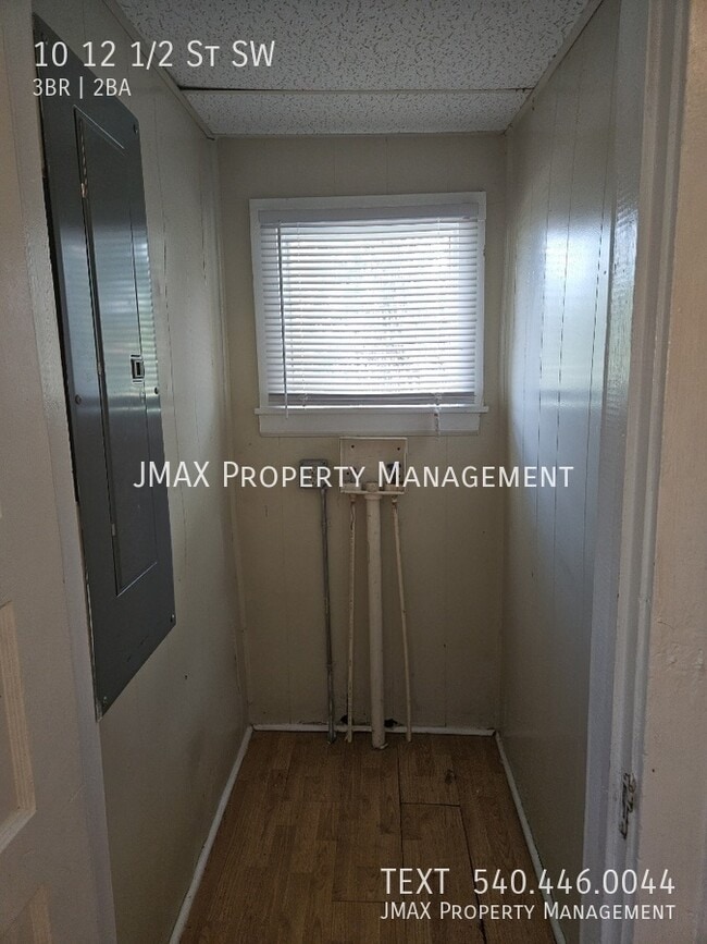 Building Photo - 10-12 1/2 12 1/2 St