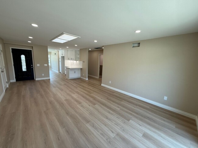 Building Photo - Updated Del Mar model home in Leisure Village