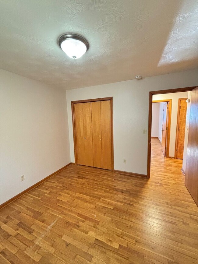 Building Photo - 910 S Webber St