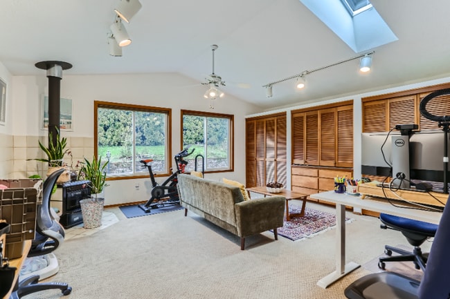 Building Photo - 6106 SE Riverside Dr