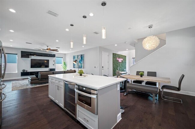 Building Photo - 902 W Plymouth St