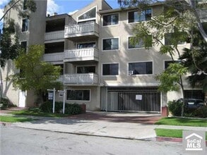 Building Photo - Large 2 Bedroom 2 Bath Condo with 1 Parking Space!