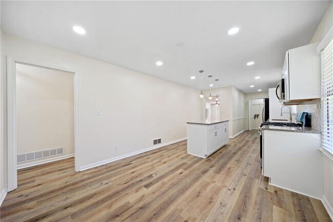 Building Photo - 1467 Thompson Pl