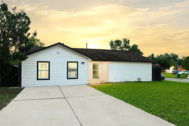 Building Photo - 12115 Wood Forest Dr