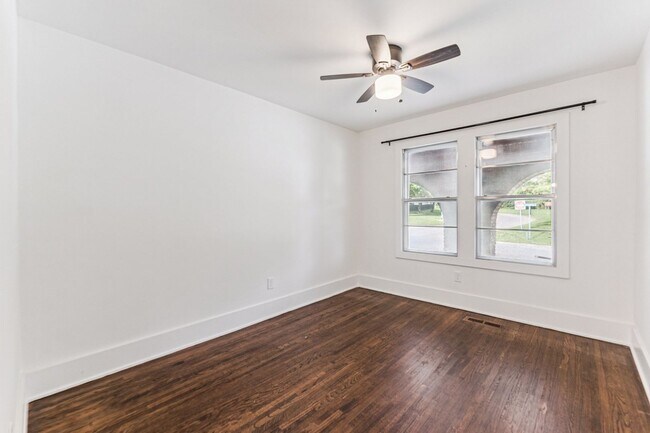 Building Photo - Midtown 3/2 with 2 Car Garage!