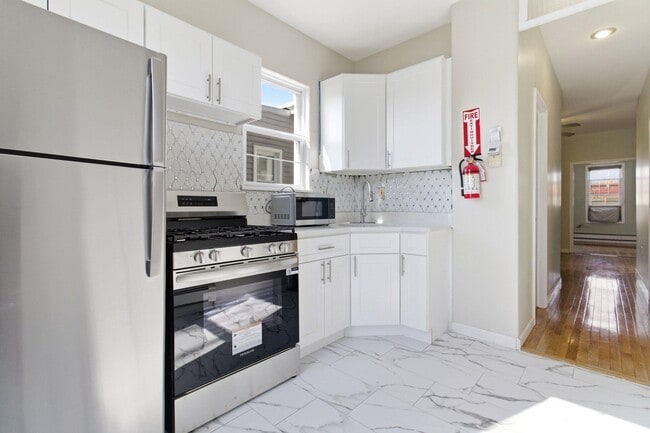 Building Photo - 470 Mallory Ave