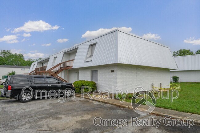 Building Photo - Camelot Apartments