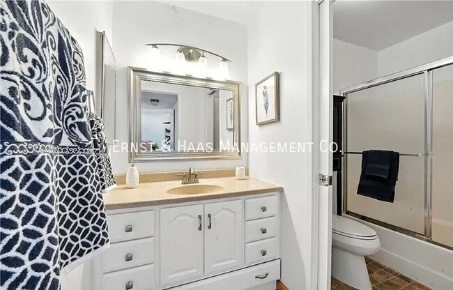 Building Photo - 955 E 3rd St