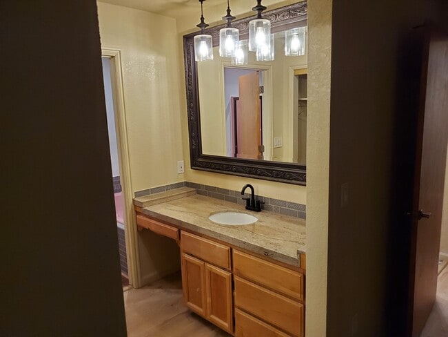 Building Photo - 18111 N Meadow Dr