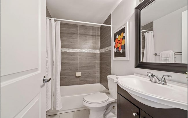 Building Photo - 4 bed 3.5 bath. Parking! Pets Welcome!