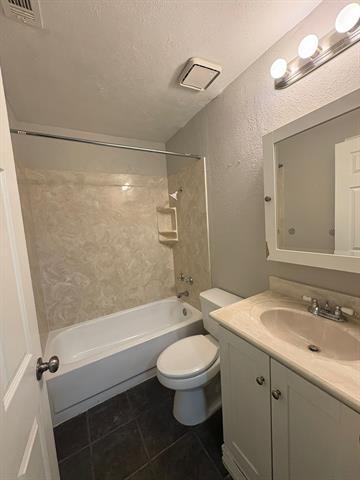Building Photo - 815 Versailles St