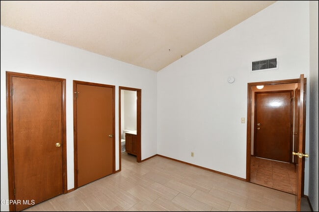 Building Photo - 4872 Maureen Cir