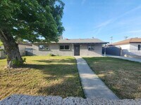 Building Photo - 3 bedroom 2 Bathroom home in a great locat...