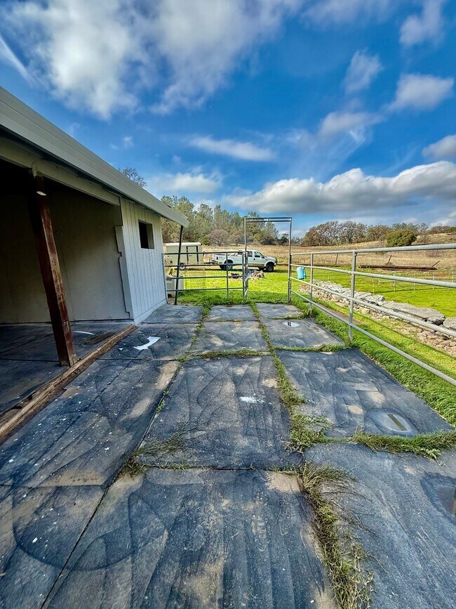 Building Photo - Unique Horse property with 2 units