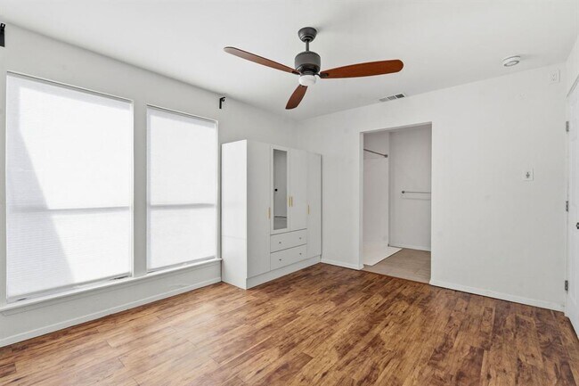 Building Photo - 2106 Lamplight Village Cir