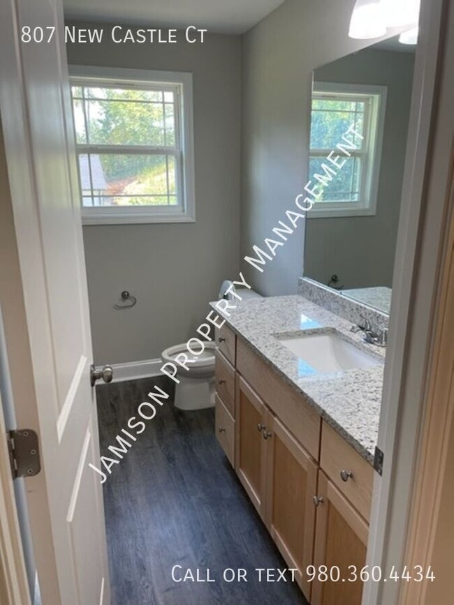 Building Photo - 807 New Castle Ct