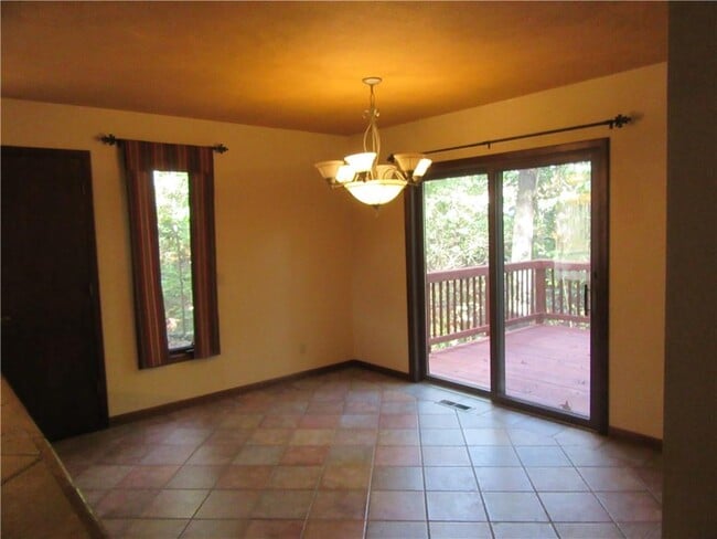 Building Photo - 2907 Summit Dr