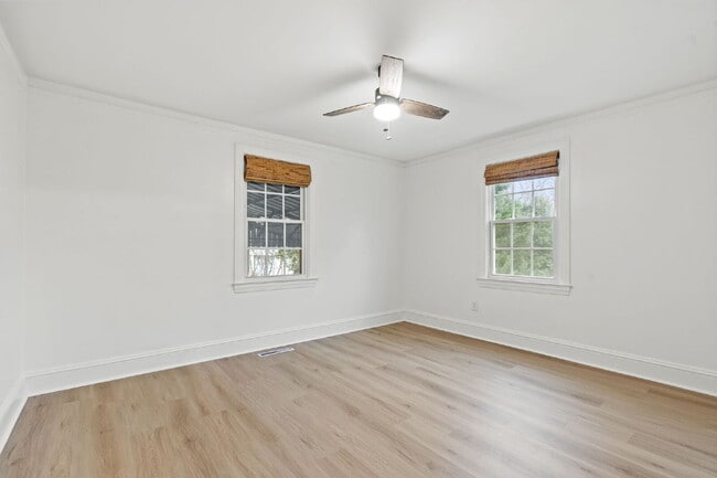 Building Photo - Nicely maintained 3 Bed, 1 Bath Single-Level Home with Bonus Sunroom