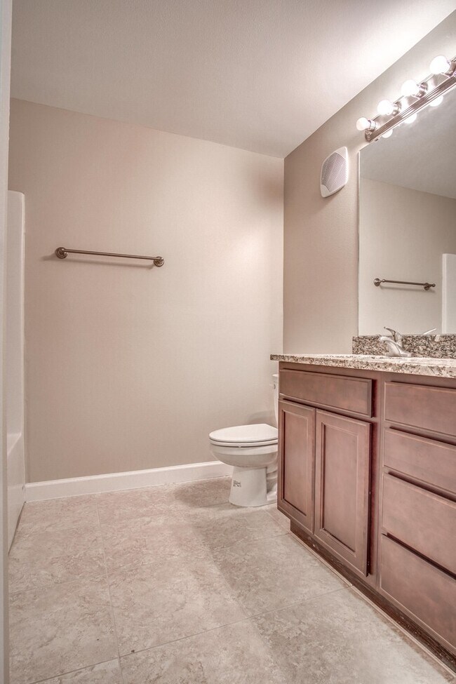 Building Photo - Beautiful 1 Bedroom Apartment in Fort Walton Beach!