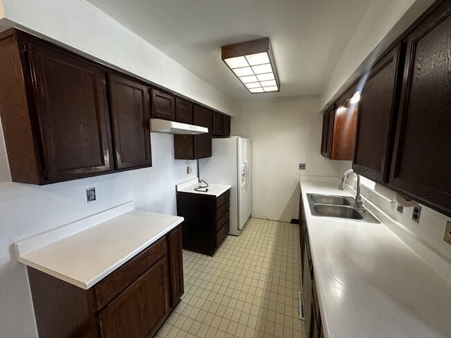 Building Photo - Available Immediately!  Spacious 6-Bedroom Retreat with 2 Full Baths in Charming Denver Locale!