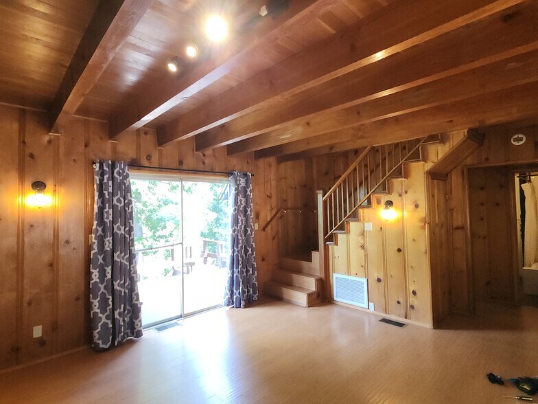 Building Photo - 865 Bear Springs Rd