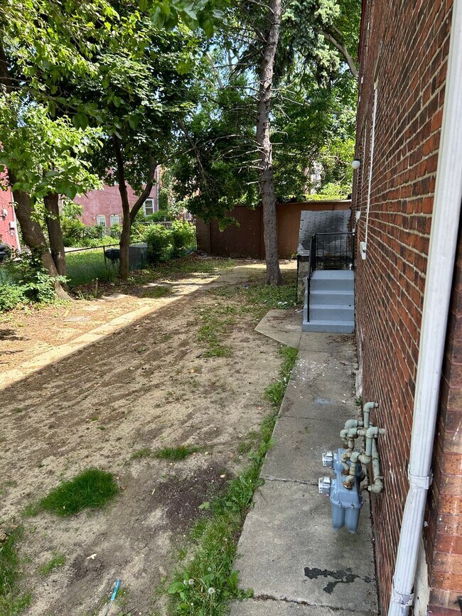 Building Photo - 1458 Kenwood Ave