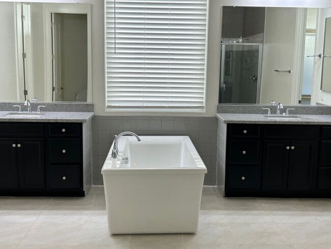 Building Photo - Beautiful home with generation suite in gated community