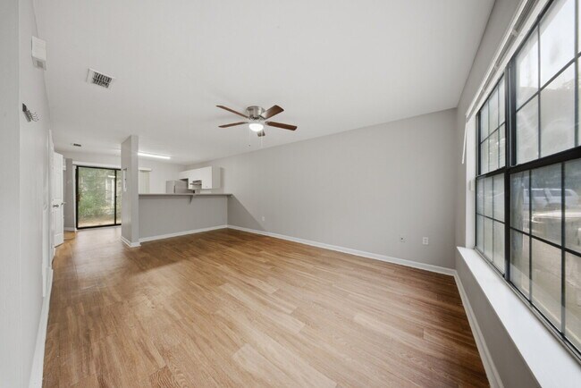 Building Photo - 2 bedroom x 2.5 bathroom! Great Location and Price! Guest Bathroom!