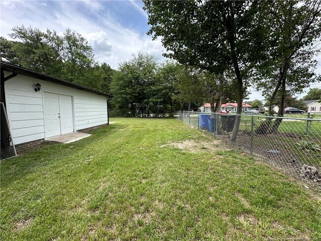 Building Photo - 1601 Blue Springs Rd