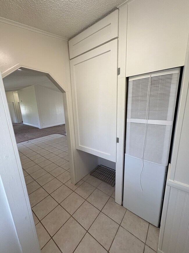 Building Photo - Country home! Private showing only!