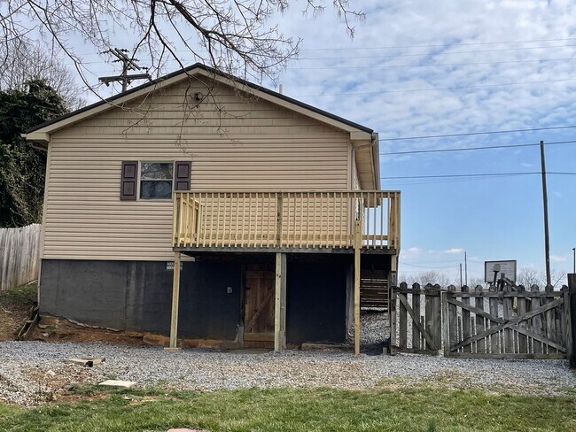 Building Photo - 1 Bedroom Home for Rent in Johnson City TN | Near JCMC