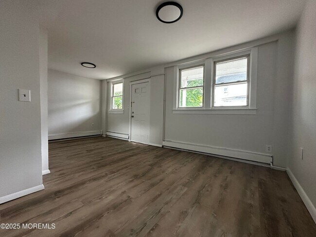 Building Photo - 1320 3rd Ave