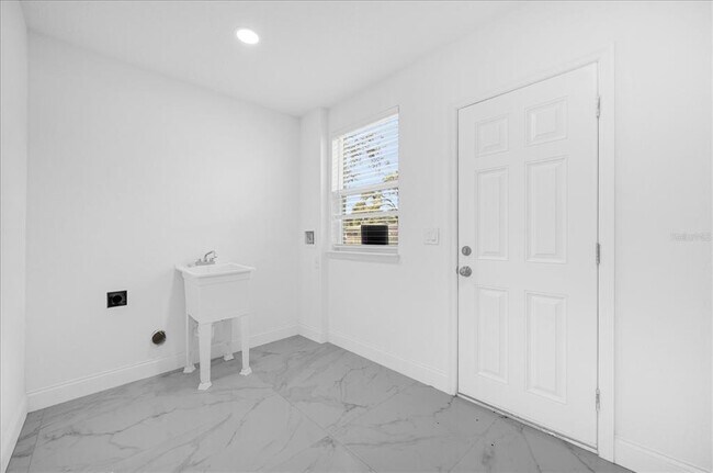 Building Photo - 600 N Lakewood Ave