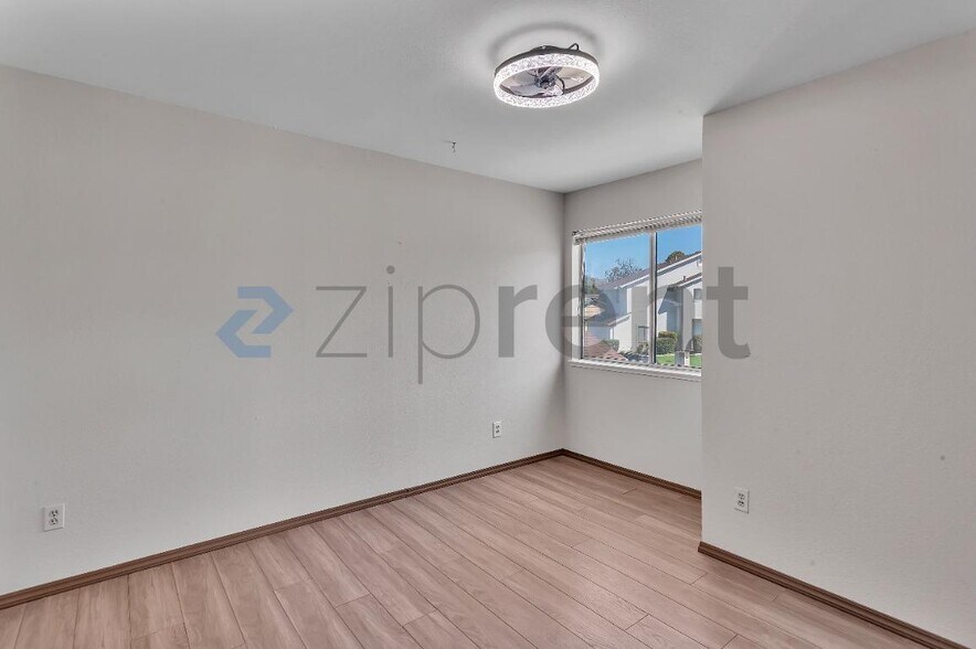 Building Photo - Unit