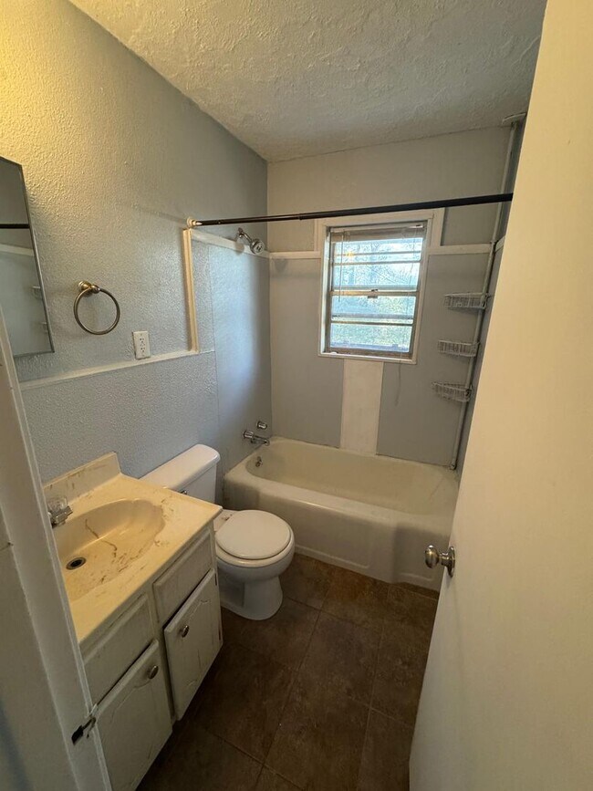 Building Photo - Newly Renovated Home in Florence!!