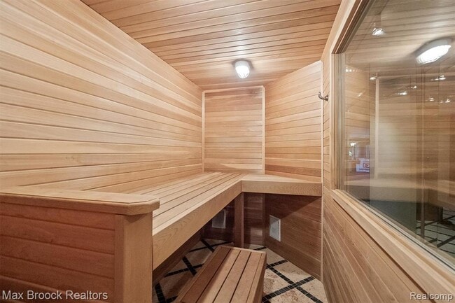 Building Photo - 3333 W Shore Dr