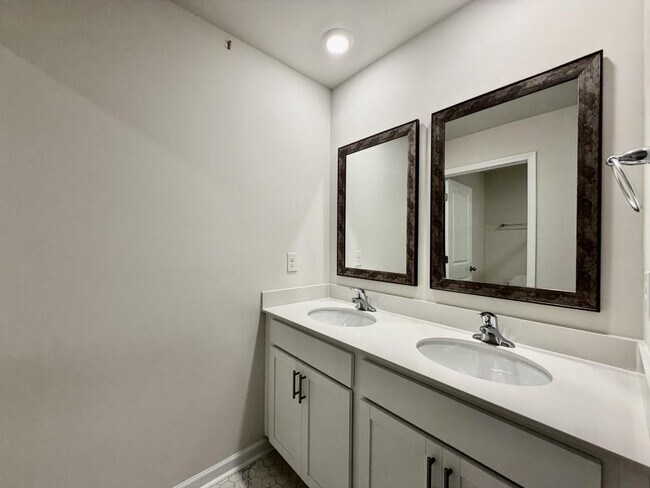 Building Photo - 517 Bonifay Dr