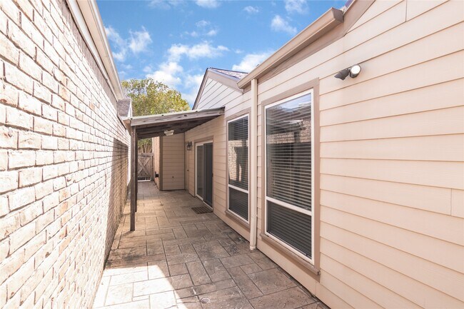 Building Photo - 910 Fleetwood Pl Dr