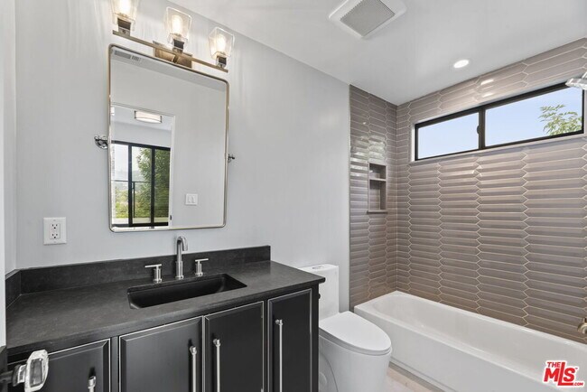 Building Photo - 105 Sequoia Dr