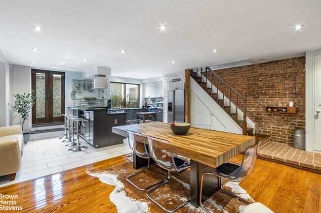 Building Photo - Townhouse Treasure