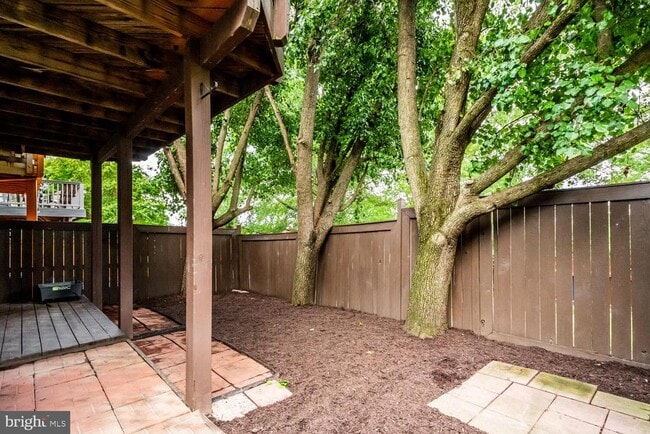 Building Photo - 1275 Quaker Hill Dr
