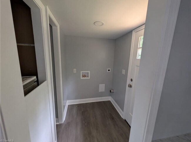 Building Photo - 344 Wilshire Dr