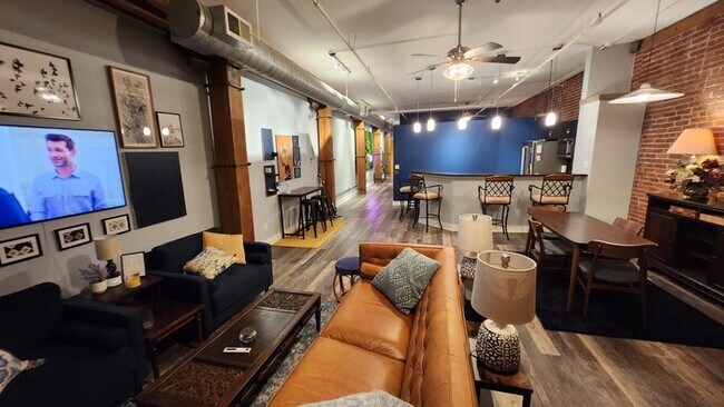 Building Photo - Fully furnished all utilities included!!!