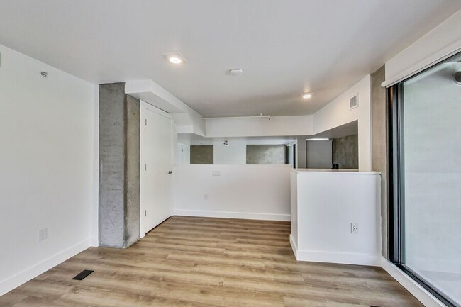 Building Photo - 2 bed/2 bath Loft with Private Patio on Ma...