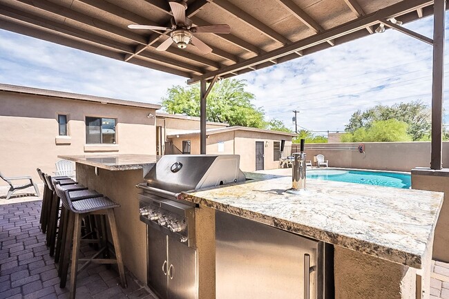 Primary Photo - 928 E 6th St