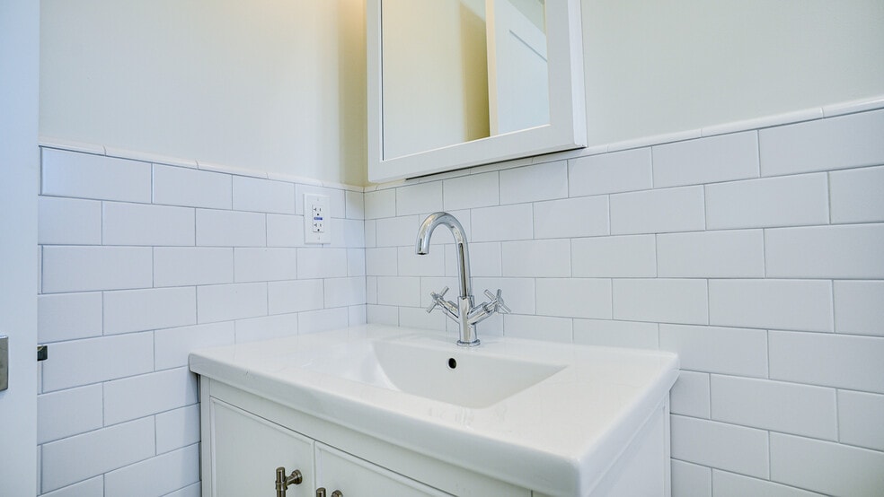 Building Photo - 3938 S Victoria Ave