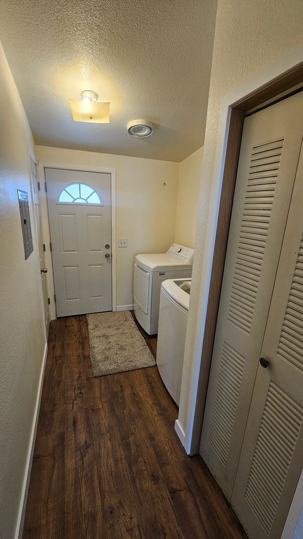 Building Photo - Charming 2bed 2bath home