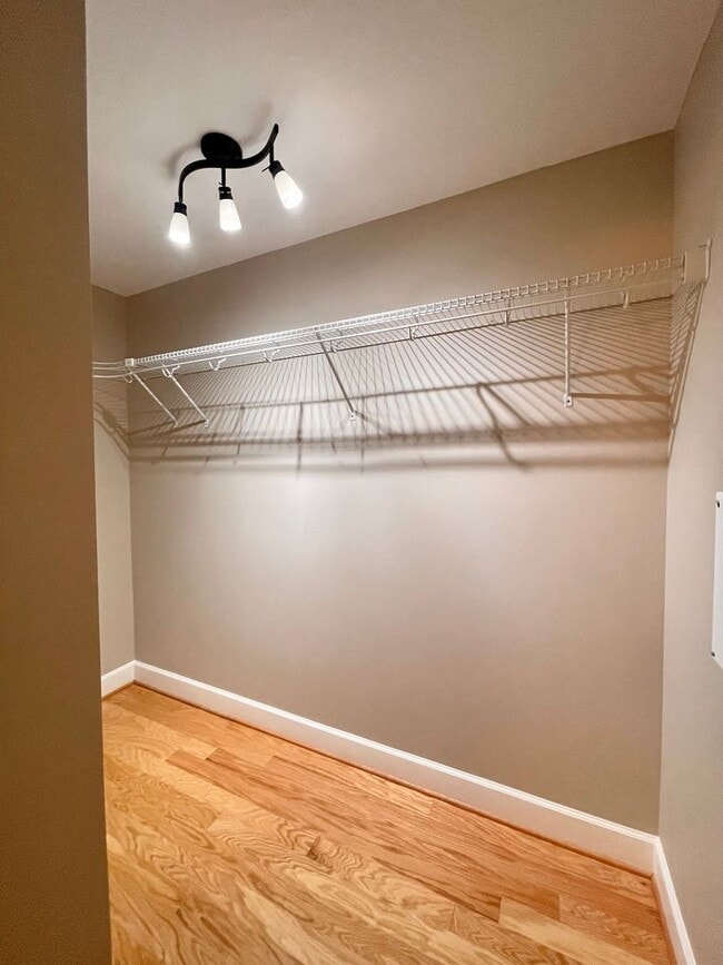 Building Photo - Beautiful 1 bedroom condo with amenities galore!